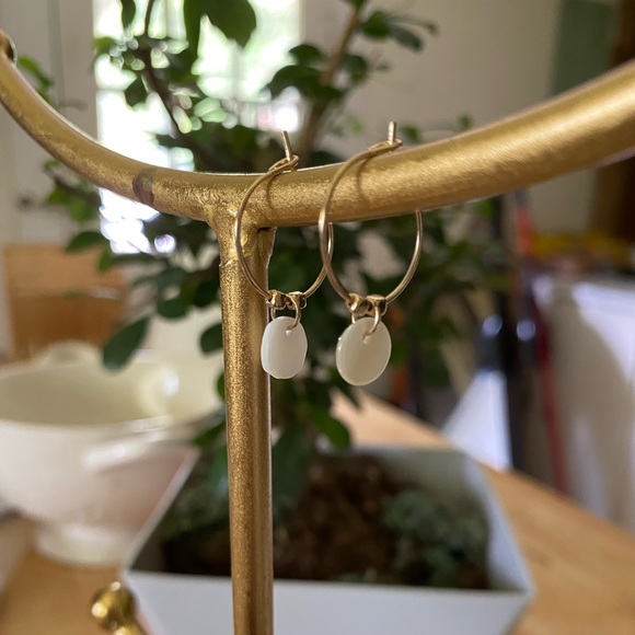 MAKE ME AND OFFER Dainty Shell Gold Hoop Huggie Earring - Picture 3 of 3